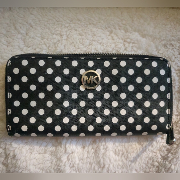 Michael Kors Zip Wallet EUC - Picture 1 of 6